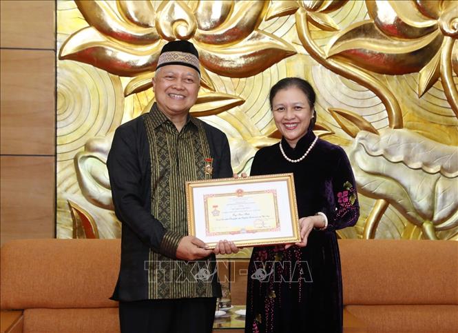 Trong ảnh: Chủ tịch Liên hiệp các tổ chức Hữu nghị Việt Nam Nguyễn Phương Nga trao Kỷ niệm chương cho Đại sứ Indonesia tại Việt Nam Ibnu Hadi (2020). Ảnh: Văn Điệp – TTXVN