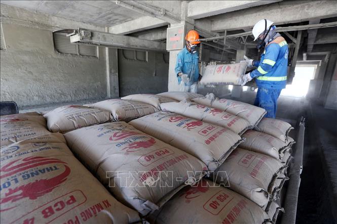 Trong ảnh: Dây chuyền sản xuất xi măng tại Công ty CP Xi măng Thăng Long, vốn đầu tư của Indonesia tại Quảng Ninh. Ảnh: Danh Lam – TTXVN