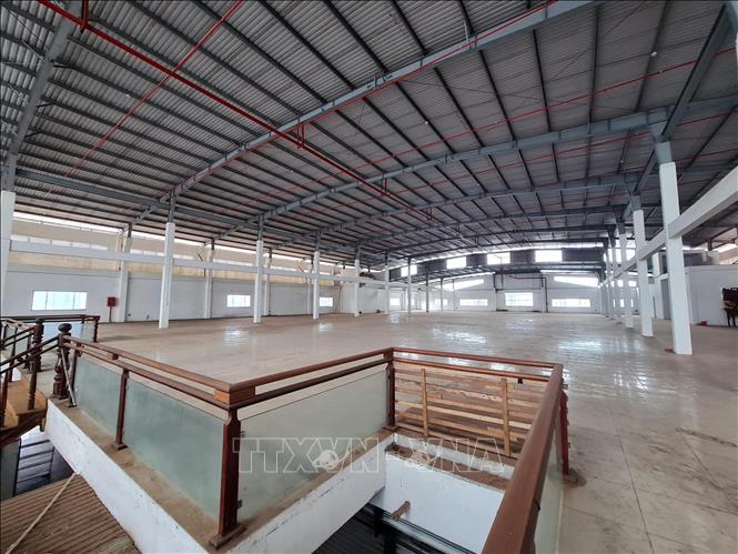 Trong ảnh: Trung tâm thương mại Kiến Đức hầu như bỏ hoang. Ảnh: Hưng Thịnh – TTXVN