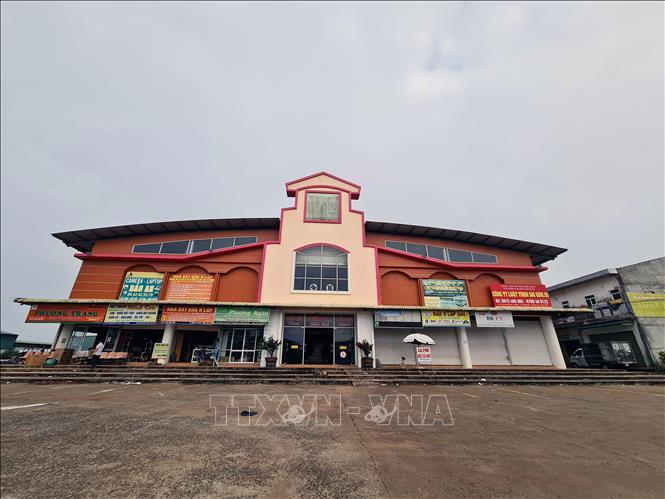 Trong ảnh: Trung tâm thương mại Kiến Đức, một công trình được đánh giá xây dựng tại vị trí đắc địa, có lợi thế thương mại cao. Ảnh: Hưng Thịnh – TTXVN