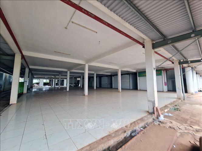 Trong ảnh: Trung tâm thương mại Kiến Đức hầu như bỏ hoang. Ảnh: Hưng Thịnh – TTXVN