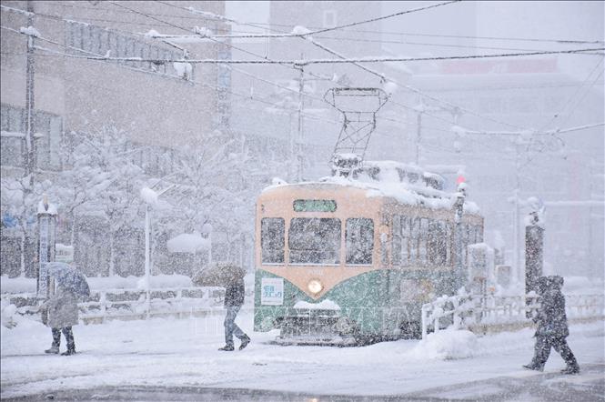 Trong ảnh: Tuyết rơi dày đặc tại Toyama, tỉnh Toyama, Nhật Bản, ngày 27/12/2021. Ảnh: AFP/ TTXVN
