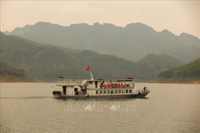 Trong ảnh: Những chuyến tàu chở khách du lịch đi trên lòng hồ thưỡng lãm vẻ đẹp của hồ Hòa Bình. Ảnh: Trọng Đạt-TTXVN