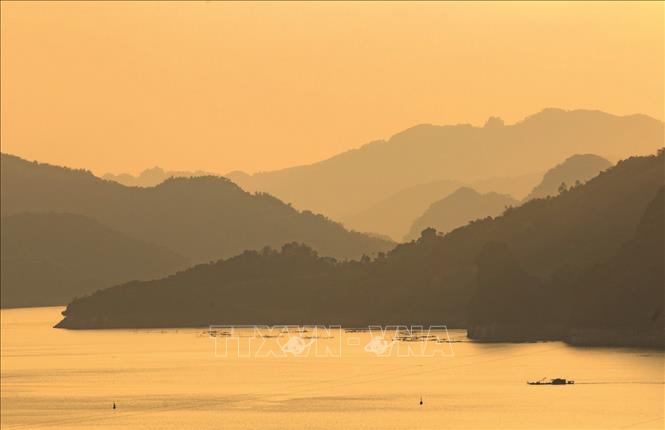 Trong ảnh: Khung cảnh núi non trùng điệp trong chiều hoàng hôn trên hồ Hòa Bình. Ảnh: Trọng Đạt-TTXVN