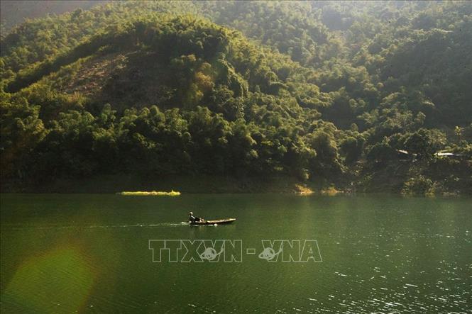 Trong ảnh: Một người đánh lưới thong thả chèo thuyền trong một buổi sáng bình yên trên hồ Hòa Bình. Ảnh: Trọng Đạt-TTXVN