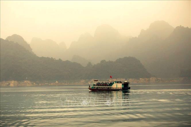 Trong ảnh: Những chuyến tàu chở khách du lịch đi trên lòng hồ để thưỡng lãm vẻ đẹp của hồ Hòa Bình. Ảnh: Trọng Đạt-TTXVN