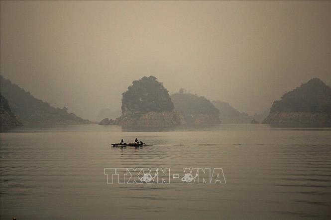 Trong ảnh: Cảnh quan sông núi lẩn khuất trong những màn sương mù mỏng và hoạt động của con người điểm xuyến tạo nên một bức tranh thủy mặc đầy thơ mộng. Ảnh: Trọng Đạt-TTXVN
