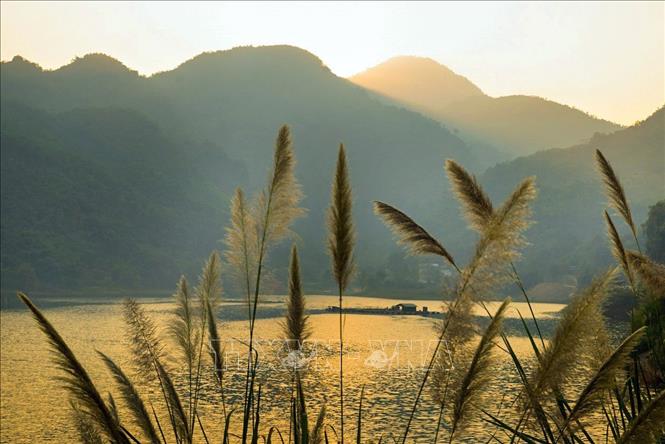 Trong ảnh: Những buổi chiều hoàng hôn lấp vào những rặng núi xa và buông xuống mặt hồ, ráng chiều vàng làm khung cảnh trở nên thanh bình và đẹp. Ảnh: Trọng Đạt-TTXVN