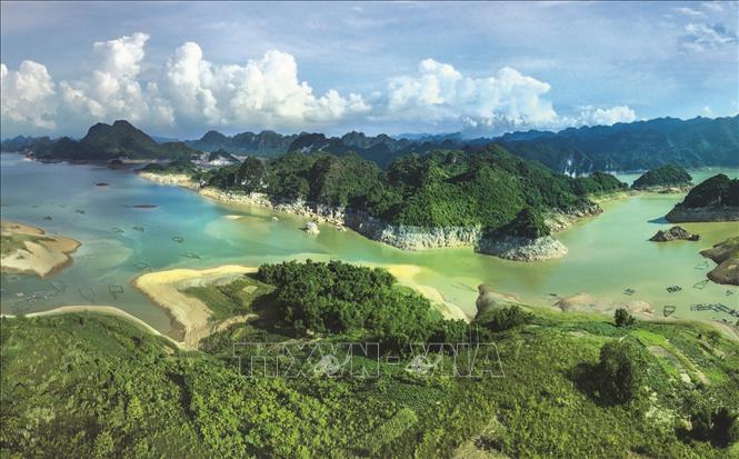 Hồ Hòa Bình là một trong những điểm tham quan hấp dẫn nhất của Việt Nam, với môi trường thiên nhiên hoang sơ, hoà quyện với những khu rừng xanh tươi đồng thời tạo nên một không gian yên tĩnh và bình dị. Bức ảnh là cách tuyệt vời để khám phá vẻ đẹp của hồ.