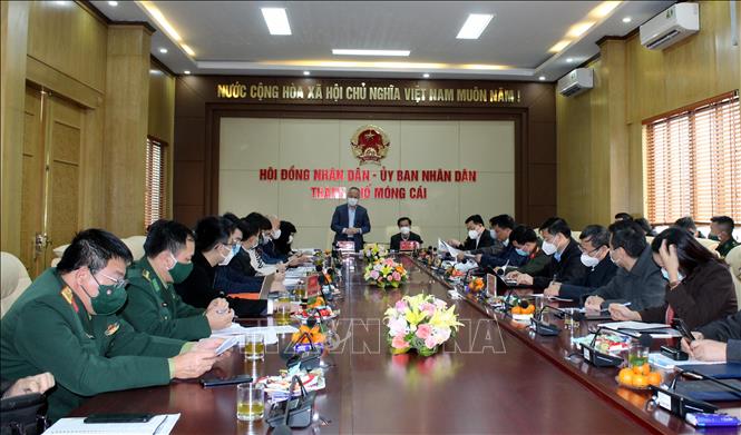 Trong ảnh: Đoàn công tác Bộ Công thương làm việc tại thành phố Móng Cái. Ảnh: TTXVN phát
