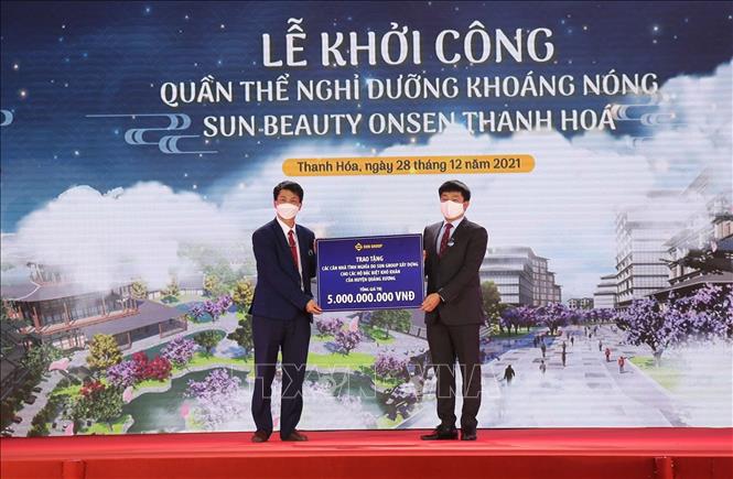  Sungrup tặng các nhà tình nghĩa trị giá 5 tỷ đông cho các hộ đặc biệt khó khăn của huyện Quảng Xương. Ảnh: Trịnh Duy Hưng - TTXVN 