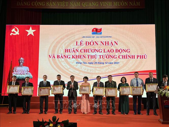 Những đơn vị, cá nhân nhận Huân chương lao động và bằng khen của Thủ tướng. Ảnh: TTXVN phát 