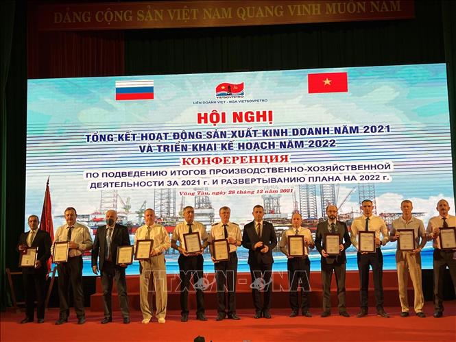 Các cá nhân nhận danh hiệu khen thưởng của Bộ Năng lượng Nga. Ảnh: TTXVN phát