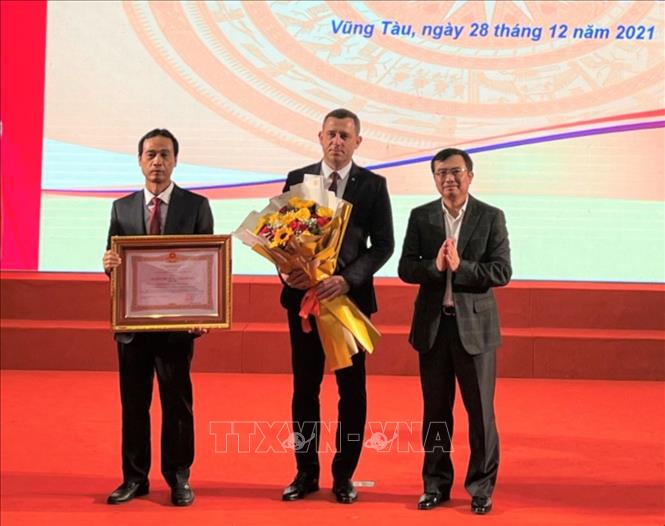 Ông Hoàng Quốc Vượng, Chủ tịch Tập đoàn Dầu khí Quốc gia Việt Nam thừa ủy quyền trao bằng khen của Thủ tướng Chính phủ cho các tập thể, cá nhân có thành tích xuất sắc. Ảnh: TTXVN phát