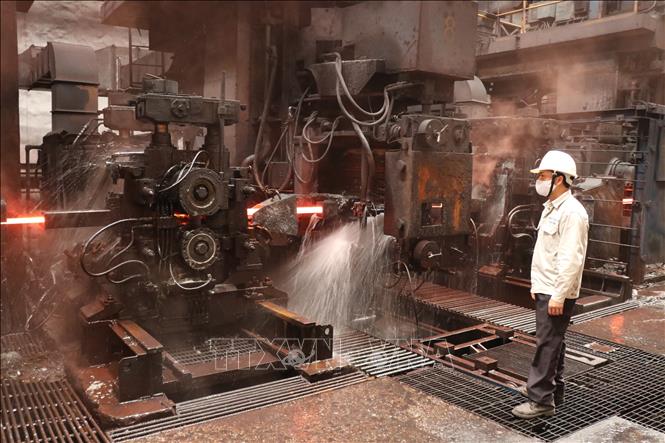 Trong ảnh: Sản xuất thép cán tại Công ty cổ phần Gang thép Thái Nguyên  Ảnh: Hoàng Nguyên - TTXVN