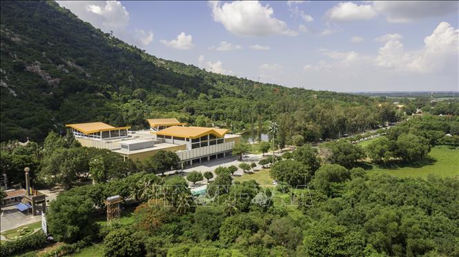 Photo: Ba Den station of the modern cable car system at the Ba Den Mountain national tourist site in the southern province of Tay Ninh is the largest cable car station in the world. VNA Photo: Thanh Tân