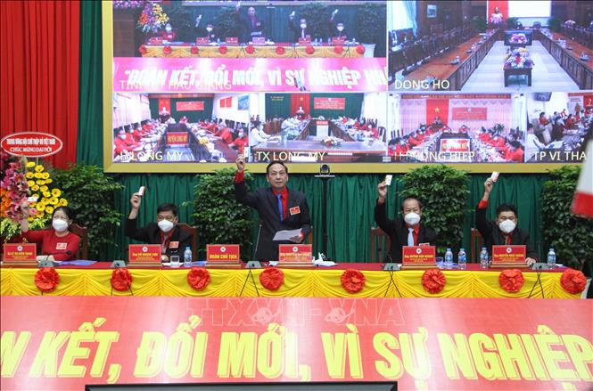 Trong ảnh: Các đại biểu biểu quyết thông qua các văn kiện tại Đại hội. Ảnh: Hồng Thái - TTXVN