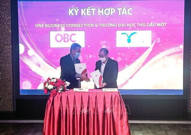 Trong ảnh: Ký kết hợp tác đồng hành giữa OBC tại tỉnh Bình Dương với Trường Đại học Thủ Dầu Một. Ảnh: Huyền Trang TTXVN