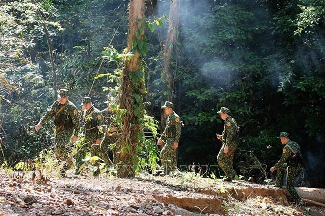 Bộ đội biên phòng Quảng Nam kết hợp công tác tuần tra bảo vệ đường biên với công tác phòng, chống dịch COVID-19. Ảnh: Đoàn Hữu Trung-TTXVN