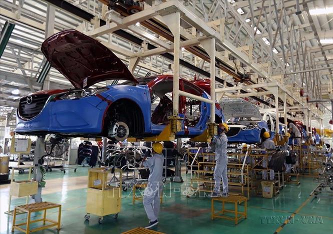 Dây chuyền lắp ráp ô tô du lịch tại nhà máy THACO (Khu kinh tế mở Chu Lai, huyện Núi Thành, tỉnh Quảng Nam). Ảnh: Vũ Sinh - TTXVN
