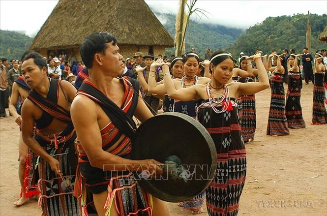 Múa cồng chiêng trong Lễ hội đâm trâu mừng năm mới của đồng bào dân tộc Cơ Tu huyện Tây Giang, tỉnh Quảng Nam. Ảnh: Vũ Công Điền - TTXVN