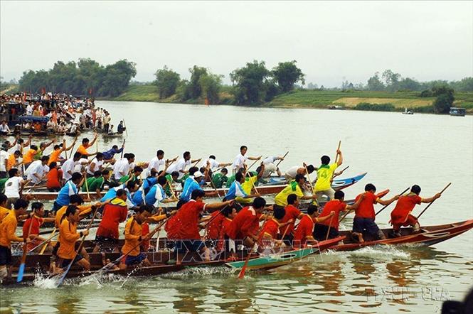 Đua thuyền trên sông Thu Bồn trong khuôn khổ Lễ hội Bà Thu Bồn của nhân dân xã Duy Thu, huyện Duy Xuyên, tỉnh Quảng Nam. Ảnh: Vũ Công Điền - TTXVN