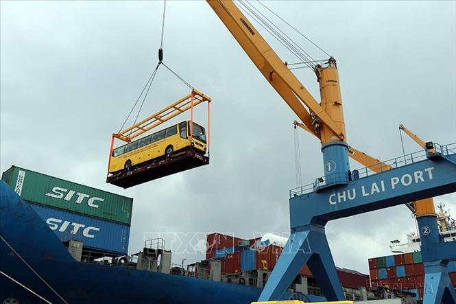 Xuất khẩu xe bus của Công ty THACO Trường Hải (Khu kinh tế Chu Lai, tỉnh Quảng Nam) sang Philippines. Ảnh: Trần Tĩnh - TTXVN