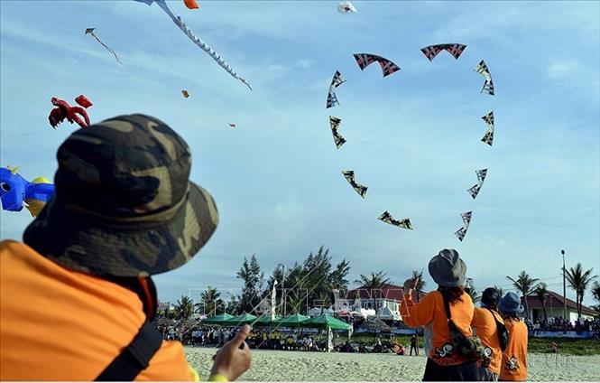Trình diễn diều nghệ thuật phối hợp tại Festival Di sản Quảng Nam lần thứ VI – 2017 trên bãi biển Tam Thanh, thành phố Tam Kỳ (Quảng Nam). Ảnh: Thanh Hà - TTXVN