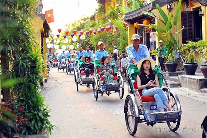 Phố cổ Hội An, tỉnh Quảng Nam được xem như một bảo tàng sống về kiến trúc và lối sống đô thị. Ngoài những giá trị văn hoá qua kiến trúc đa dạng, Hội An còn lưu giữ một nền tảng văn hoá phi vật thể khá đồ sộ. Tháng 12/1999, UNESCO đã công nhận khu phố cổ Hội An là Di sản văn hoá thế giới. Ảnh: Minh Đức - TTXVN