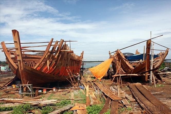 Tàu công suất lớn được đóng mới ở xã Tam Quang, huyện Núi Thành (Quảng Nam) để ngư dân có điều kiện ra khơi xa, bám biển dài ngày. Ảnh: Trần Lê Lâm - TTXVN