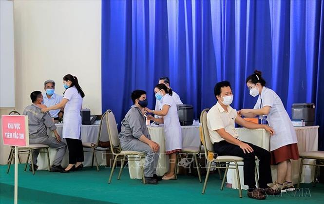 Quảng Nam tập trung tiêm vaccine phòng COVID-19 cho công nhân trong Khu công nghiệp Thaco Chu Lai (21-7/2021). Ảnh: Trần Tĩnh - TTXVN