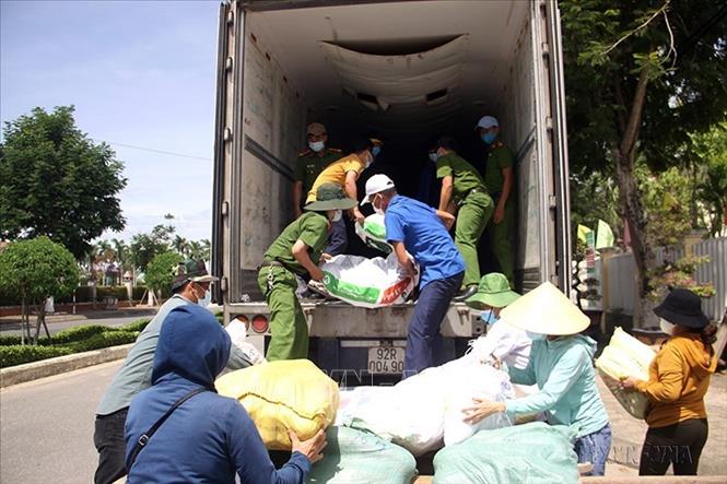 Ủy ban MTTQ Việt Nam thị xã Điện Bàn (tỉnh Quảng Nam) bàn giao, vận chuyển hơn 106 tấn lương thực, thực phẩm, hàng hóa giúp nhân dân Thành phố Hồ Chí Minh gặp khó khăn do dịch bệnh COVID-19 (1/8/2021). Ảnh: Phước Tuệ - TTXVN