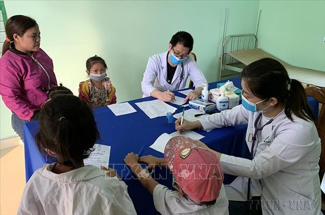 Bệnh viện Hoàn Mỹ Đà Nẵng phối hợp với tổ chức The VinaCapital Foundation thực hiện chương trình khám bệnh và cấp phát thuốc miễn phí cho hơn 1.700 người dân vùng khó khăn huyện Nam Trà My, tỉnh Quảng Nam (3/2021). Ảnh: TTXVN phát