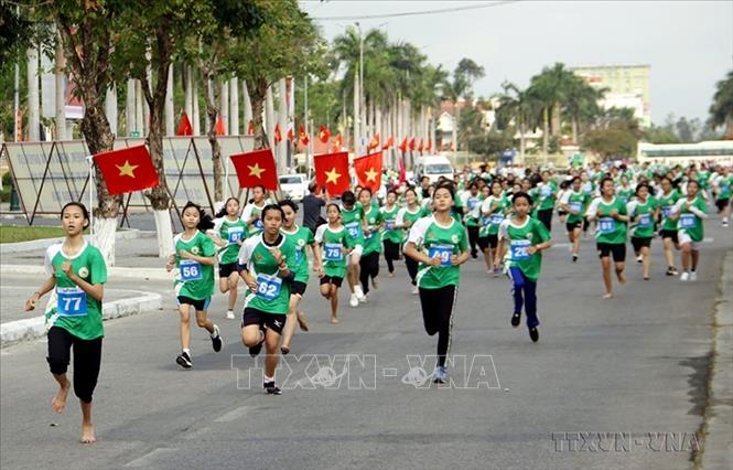 Ngày chạy Olympic - Vì sức khỏe toàn dân tỉnh Quảng Nam năm 2021 với sự tham gia của hơn 5.000 người và Giải Việt dã học sinh Trung học cơ sở thành phố Tam Kỳ (21/3/2021). Ảnh: Trịnh Bang Nhiệm - TTXVN