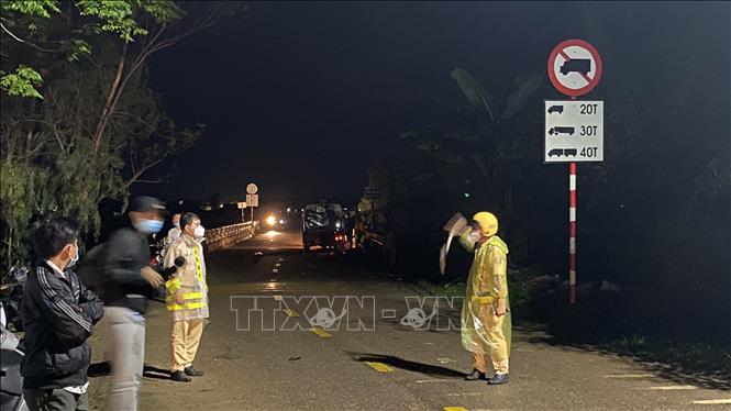 Trong ảnh: Lực lượng cảnh sát giao thông có mặt tại hiện trường điều tiết giao thông. Ảnh: Tường Quân - TTXVN