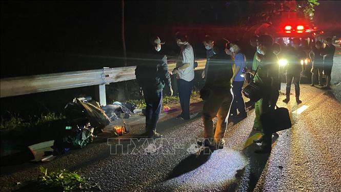 Trong ảnh: Tại hiện trường, nhiều phương tiện xe máy, xe đạp bị hư nát nằm rải rác trên đường. Ảnh: Tường Quân - TTXVN