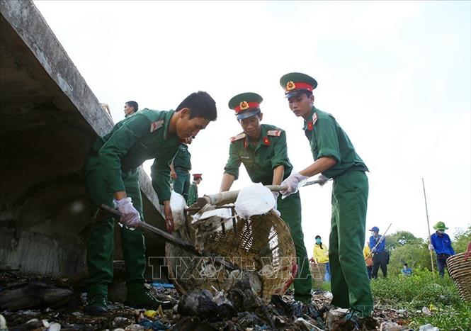 Tỉnh đoàn Bạc Liêu tổ chức ra quân Chiến dịch thanh niên tình nguyện hè, dọn dẹp rác ô nhiễm bờ biển thuộc phường Nhà Mát, TP. Bạc Liêu. Ảnh: Duy Khương - TTXVN