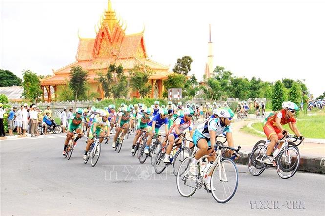 Các tay đua Giải đua xe đạp Đồng bằng sông Cửu Long tranh Cúp Bảo vệ thực vật An Giang đua qua thị trấn Hộ Phòng (Bạc Liêu). Ảnh: TTXVN phát