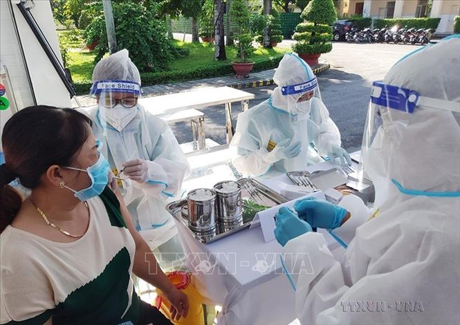 Lực lượng y tế tiêm vaccine phòng COVID-19 cho người dân trên địa bàn thành phố Bạc Liêu. Ảnh: Chanh Đa-TTXVN