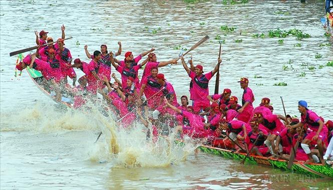 Giải đua ghe ngo truyền thống của đồng bào Khmer tại Bạc Liêu thu hút đông đảo các đội đến từ khu vực Nam bộ. Ảnh: Mạnh Linh-TTXVN
