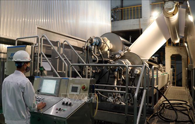 Photo: A production line at the An Hoa Paper JSC in the northern province of Tuyen Quang. VNA Photo: Vũ Quang Đán
