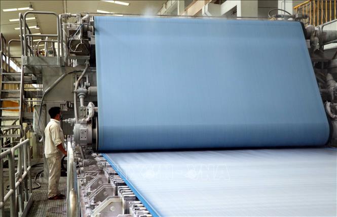 Photo: A production line at the An Hoa Paper JSC in the northern province of Tuyen Quang. VNA Photo: Vũ Quang Đán