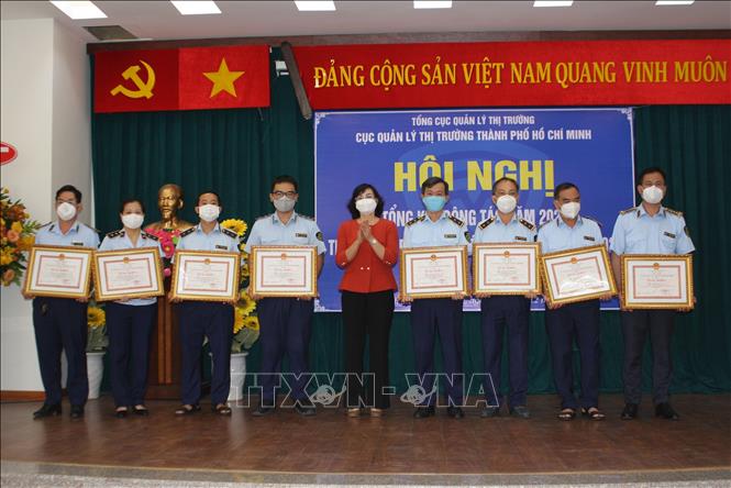 Trong ảnh: Bà Phan Thị Thắng Phó Chủ tịch UBND Tp. Hồ Chí Minh trao Bằng khen của Chủ tịch UBND Tp. Hồ Chí Minh cho các tập thể, cá nhân có thành tích xuất sắc trong công tác chống buôn lậu năm 2021. Ảnh: Xuân Anh – TTXVN