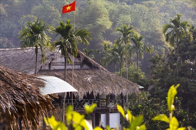 Trong ảnh: Những mái nhà sàn mang đậm nét văn hóa và bình yên nơi xứ Mường Hòa Bình. Ảnh: Trọng Đạt-TTXVN
