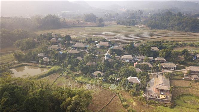 Trong ảnh: Bản Giang Mỗ nằm dưới thung lũng chân núi Mỗ, xung quanh bản là màu xanh của nương lúa và núi rừng. Ảnh: Trọng Đạt-TTXVN