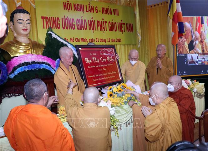 Trong ảnh: Các chư tôn đức Hội đồng Chứng minh, Hội đồng Trị sự chúc mừng Trưởng lão Hòa thượng Thích Trí Quảng đảm nhiệm Quyền Pháp chủ Hội đồng Chứng minh Giáo hội Phật giáo Việt Nam. Ảnh: Xuân Khu-TTXVN