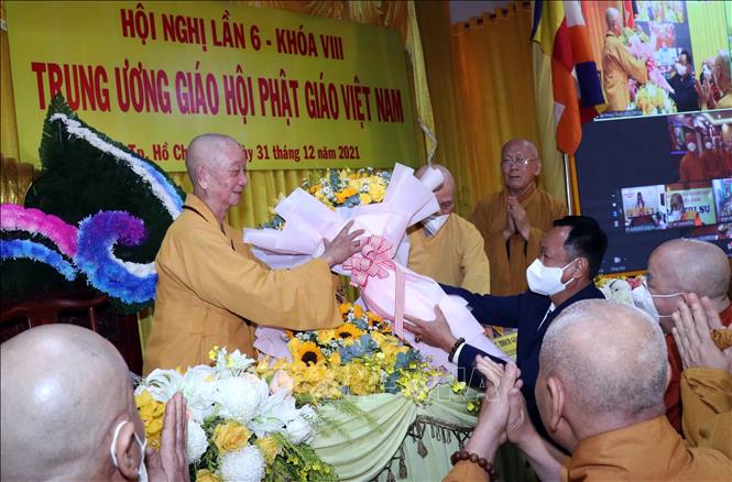 Trong ảnh: Ông Trà Quang Thanh, Vụ trưởng Vụ Công tác tôn giáo phía Nam, Ban Tôn giáo Chính phủ tặng hoa chúc mừng của Ban Tôn giáo Chính phủ đến Trưởng lão Hòa thượng Thích Trí Quảng, Quyền Pháp chủ Hội đồng Chứng minh Giáo hội Phật giáo Việt Nam. Ảnh: Xuân Khu-TTXVN