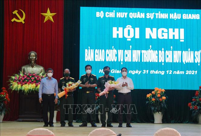 Trong ảnh: Đại tá Huỳnh Chiến Công (thứ hai, phải sang) và Đại tá Phạm Văn Thân nhận hoa chúc mừng. Ảnh: Hồng Thái - TTXVN