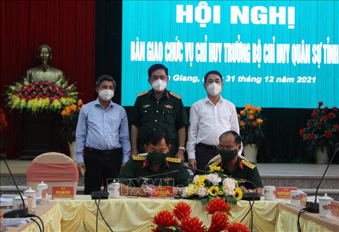 Trong ảnh: Đại tá Huỳnh Chiến Công (phải) và Đại tá Phạm Văn Thân ký biên bản bàn giao chức vụ Chỉ huy trưởng Bộ Chỉ huy Quân sự tỉnh. Ảnh: Hồng Thái - TTXVN