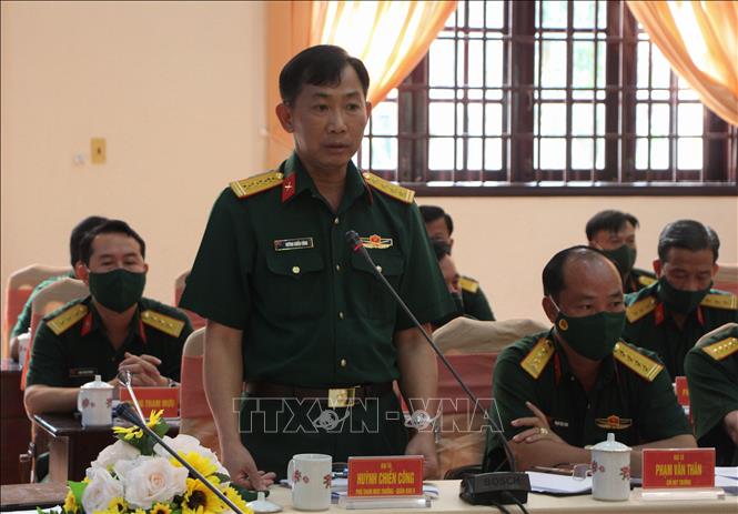 Trong ảnh: Đại tá Huỳnh Chiến Công, Phó Tham mưu trưởng Quân khu 9 phát biểu tại hội nghị. Ảnh: Hồng Thái - TTXVN